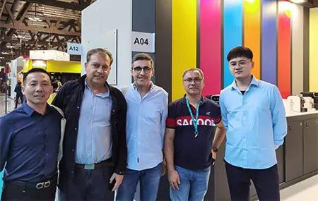 Miadto mi sa Exhibition sa Abroad